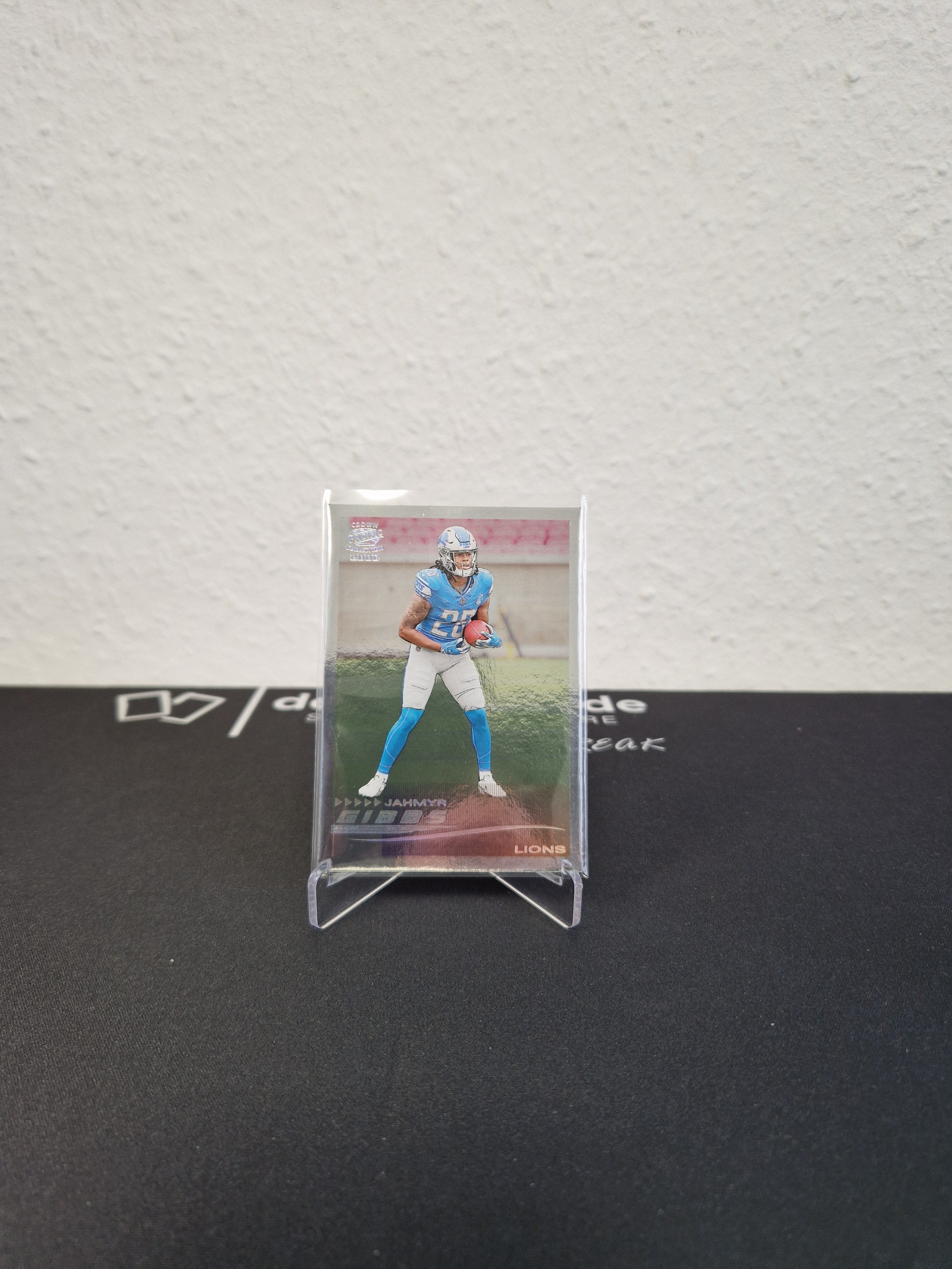 Jahmyr Gibbs Panini Zenith Football 2023 Crown Pacific Collection 2020 Insert