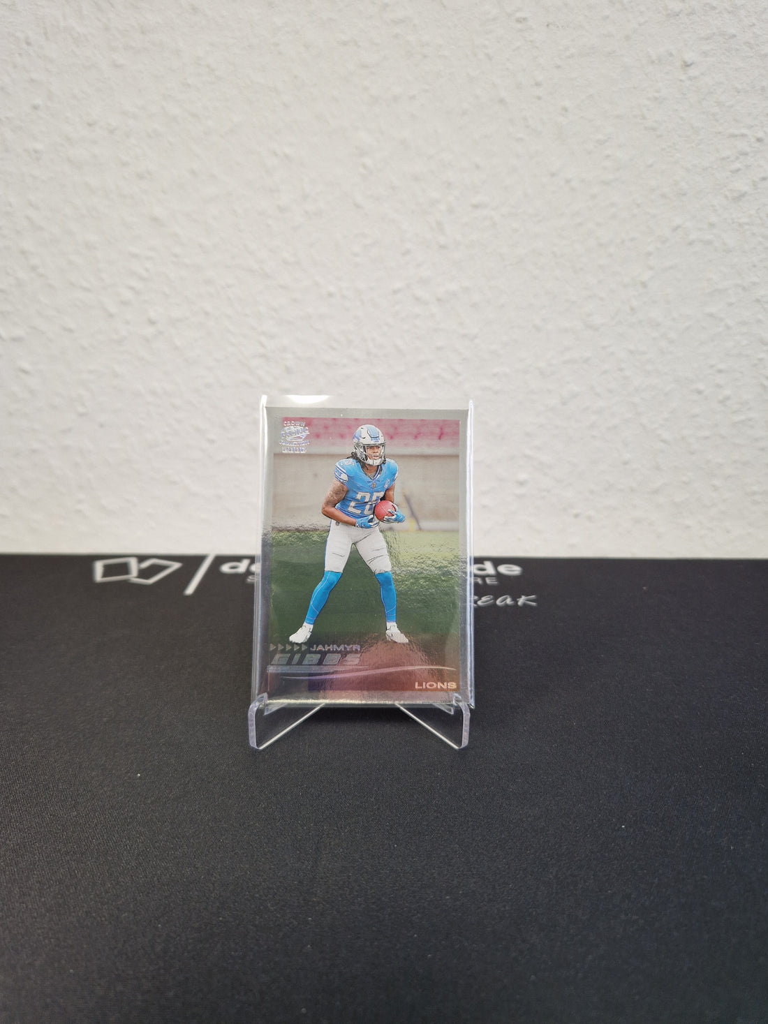 Jahmyr Gibbs Panini Zenith Football 2023 Crown Pacific Collection 2020 Insert